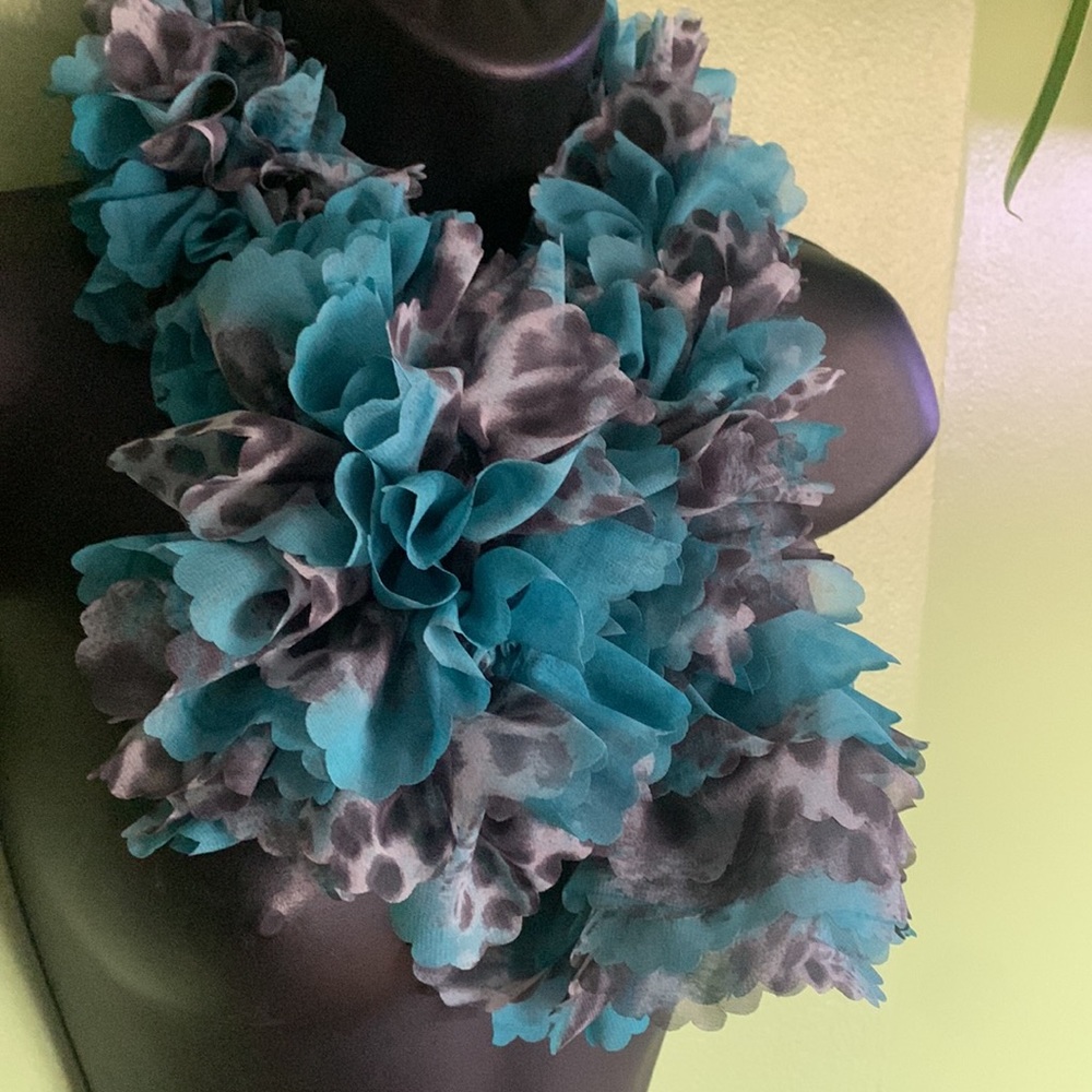 Ruffled scarf - Picture 2 of 6
